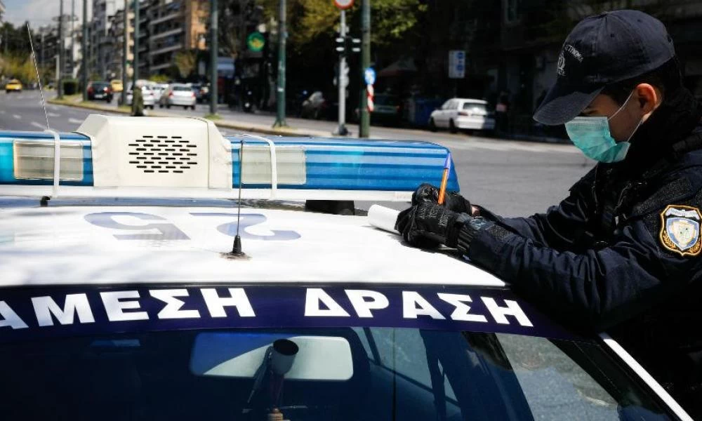 Βόλος: 52χρονη «χίμηξε» σε αστυνομικό για ένα πρόστιμο κορονοϊού